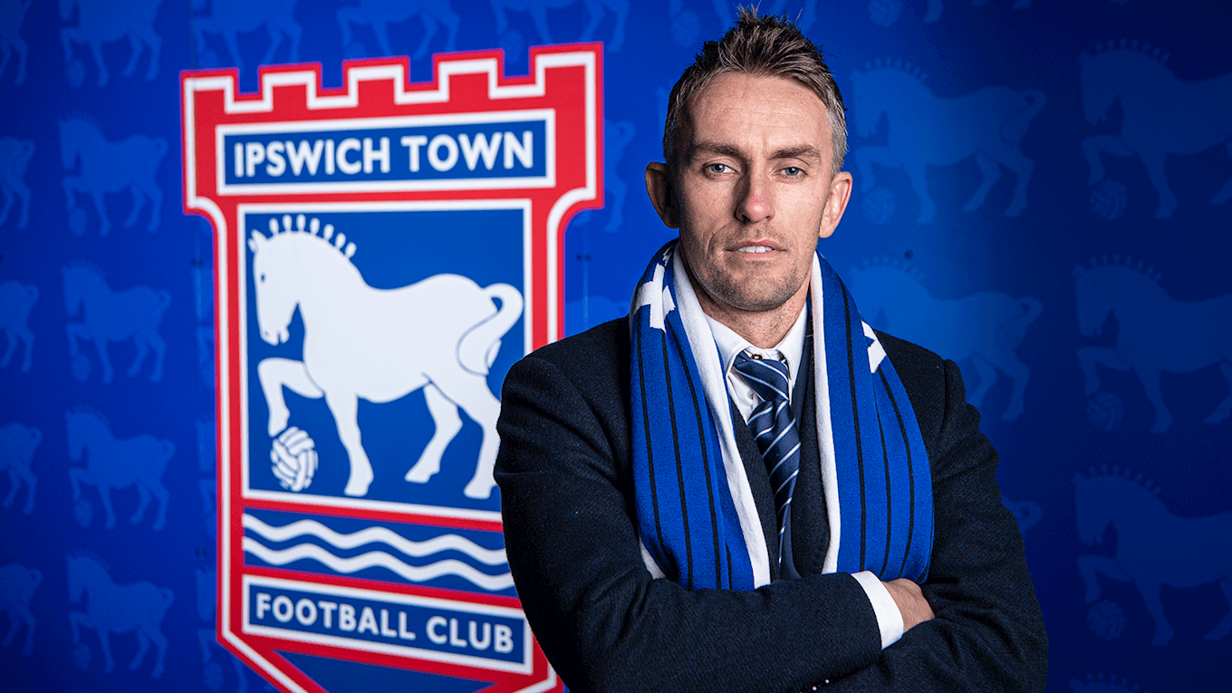 kieran-mckenna-in-front-of-badge_1_1_71f1b868.png (428.33 Kb)